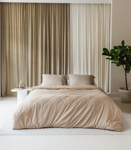 Bed opgemaakt met Egyptisch katoen in de kleur beige 