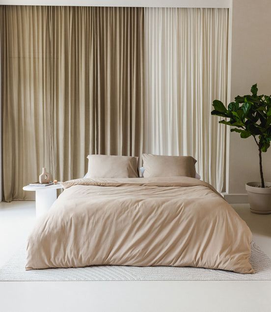 Bed opgemaakt met Egyptisch katoen in de kleur beige 
